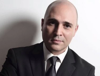 Κωνσταντίνος Μπογδάνος: Αναχώρησε για το νησί που θα γίνει ο γάμος του (φωτο)